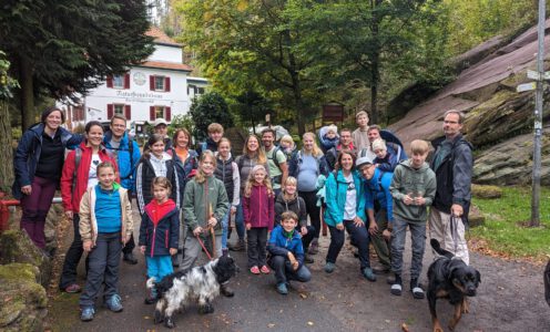 Die Gruppe der jungen Familien im Pfälzerwald-Verein Esthal erkunden das Finsterbrunnertal